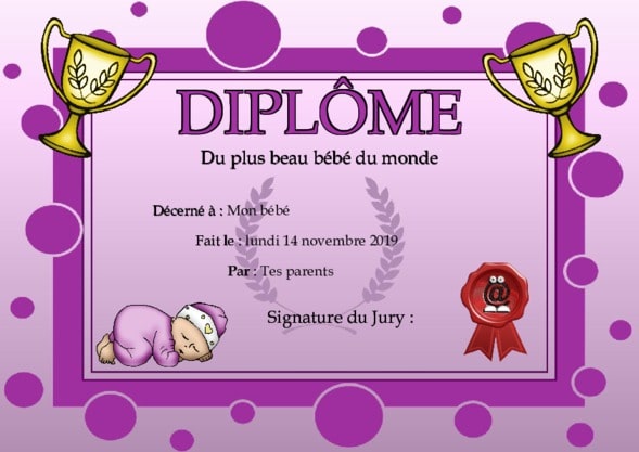Un dipl�me pour une jolie petite fille