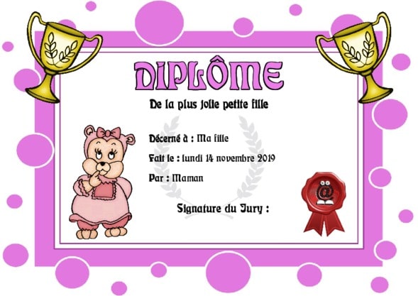 Un dipl�me pour une jolie petite fille